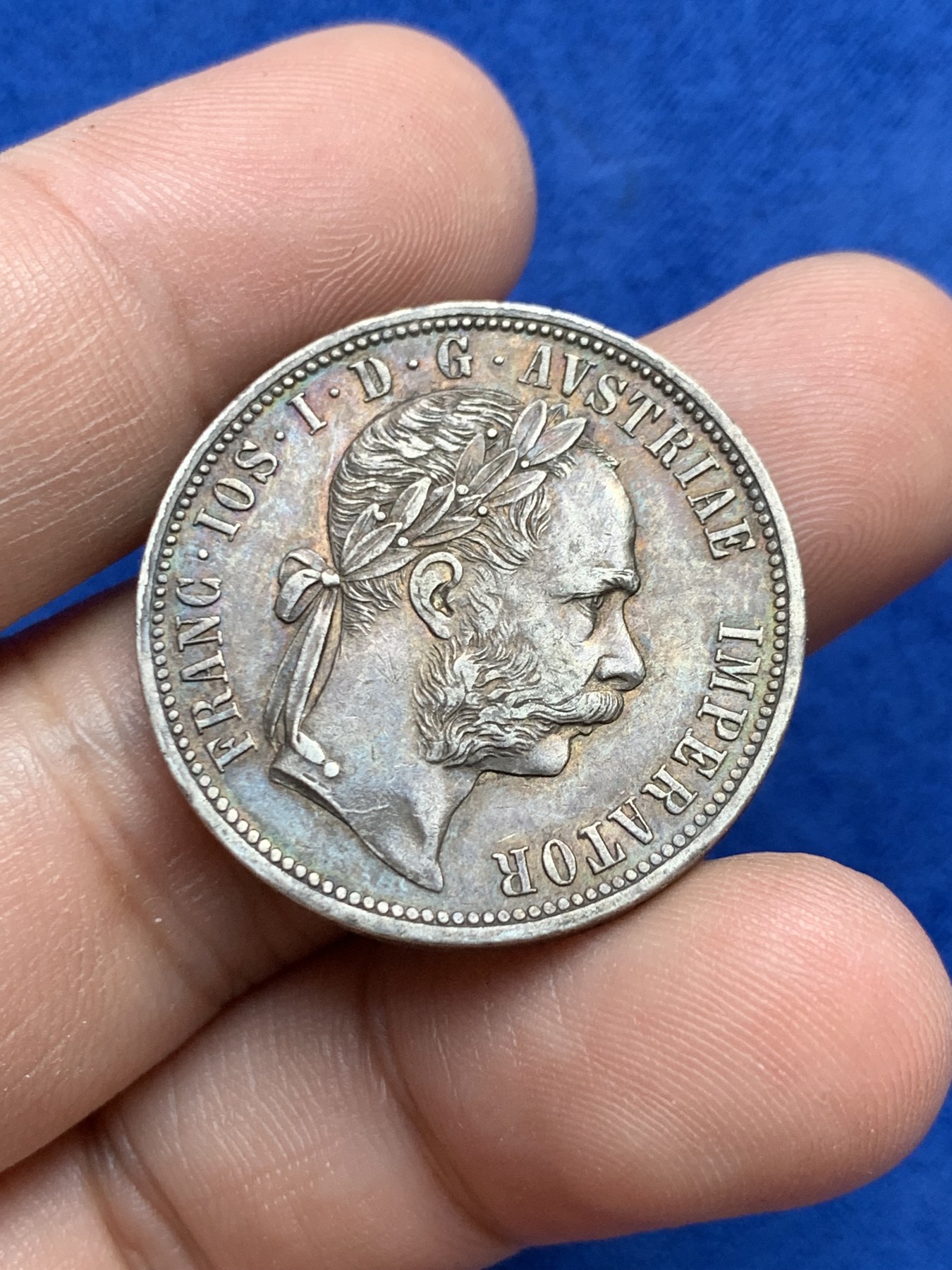 欢迎参加《竞宝斋》为国而庆 老张自藏专场 ，定制纪念章相赠 奥匈帝国1878年1福林双头鹰银币 双面深彩包浆 细节非常不错