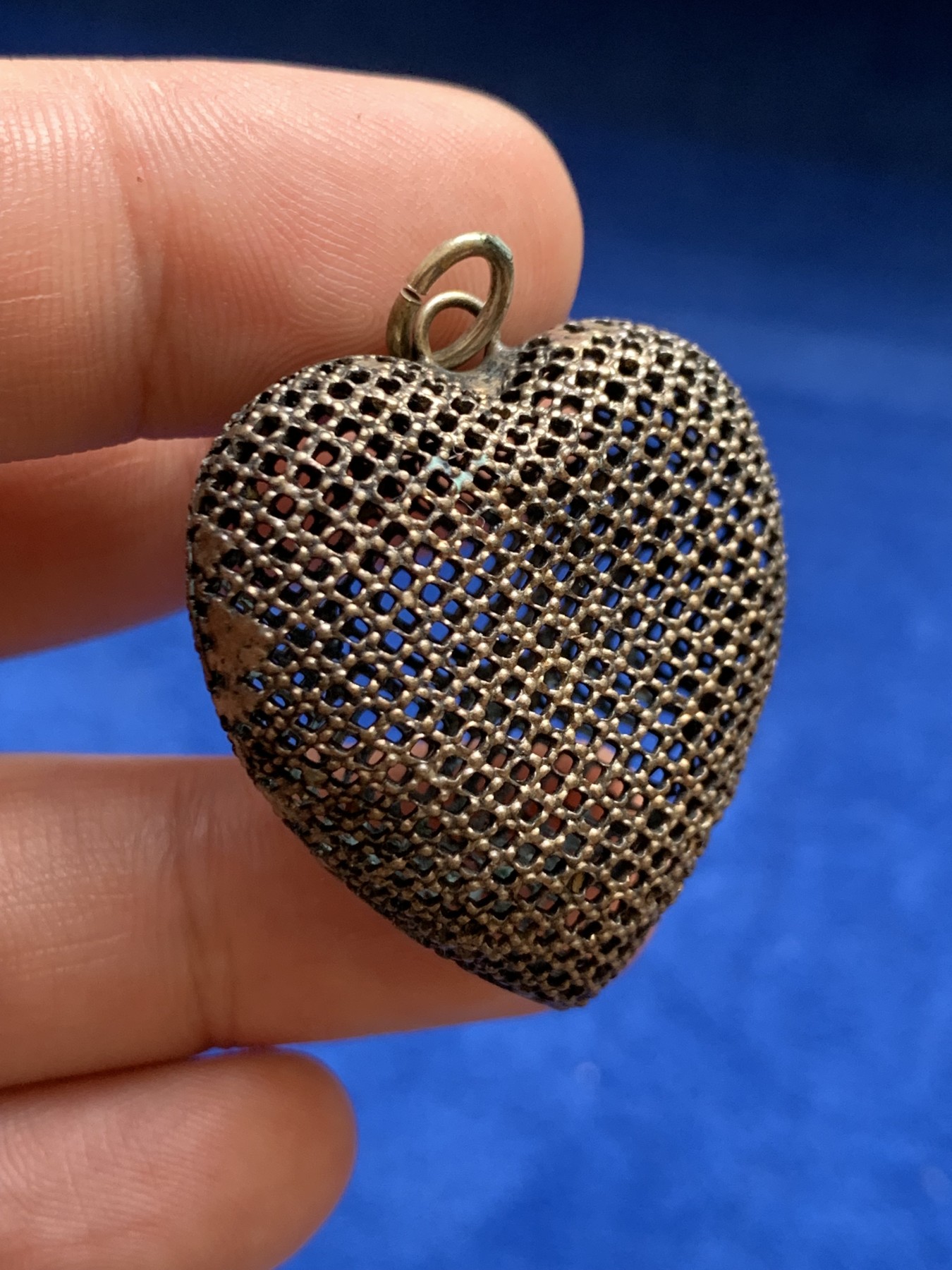 欢迎参加《竞宝斋》为国而庆 老张自藏专场 ，定制纪念章相赠 欧洲老工艺 镂空银质 心形 吊坠一个 5.5克 31.8x35.7x13mm