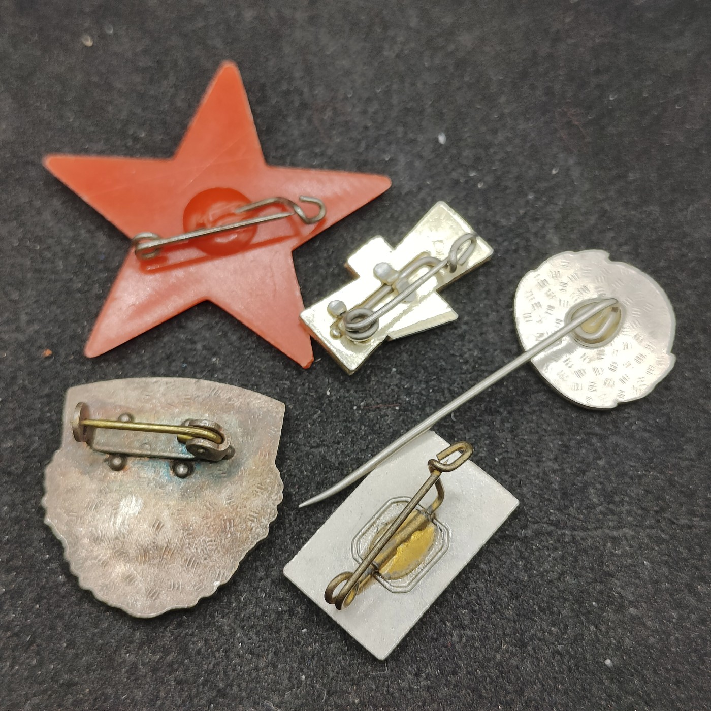 全场0元起拍 第97期 咸鱼国勋章拍卖专场 10月8日（周日）下午6：00开始 东德徽章一组