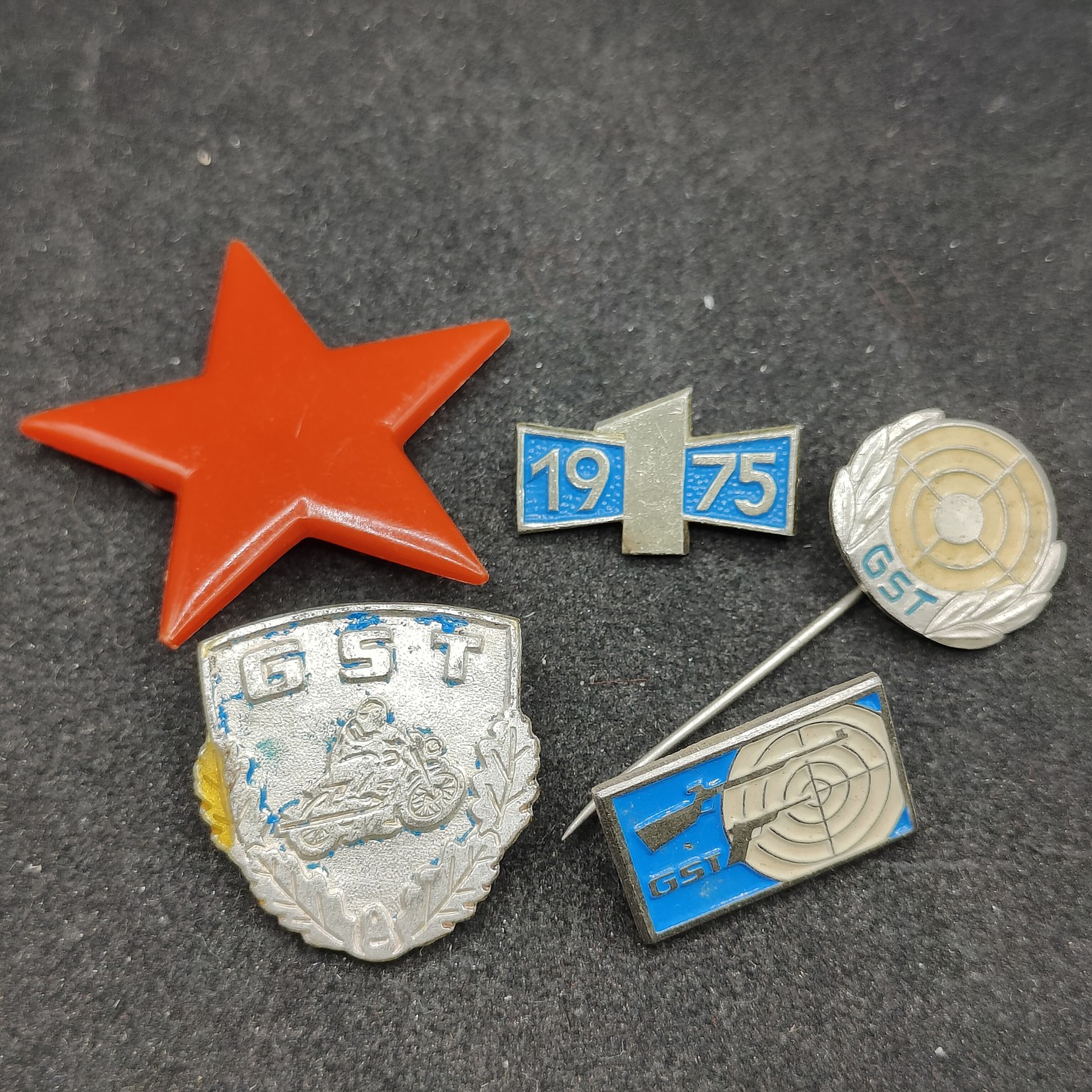 全场0元起拍 第97期 咸鱼国勋章拍卖专场 10月8日（周日）下午6：00开始 东德徽章一组