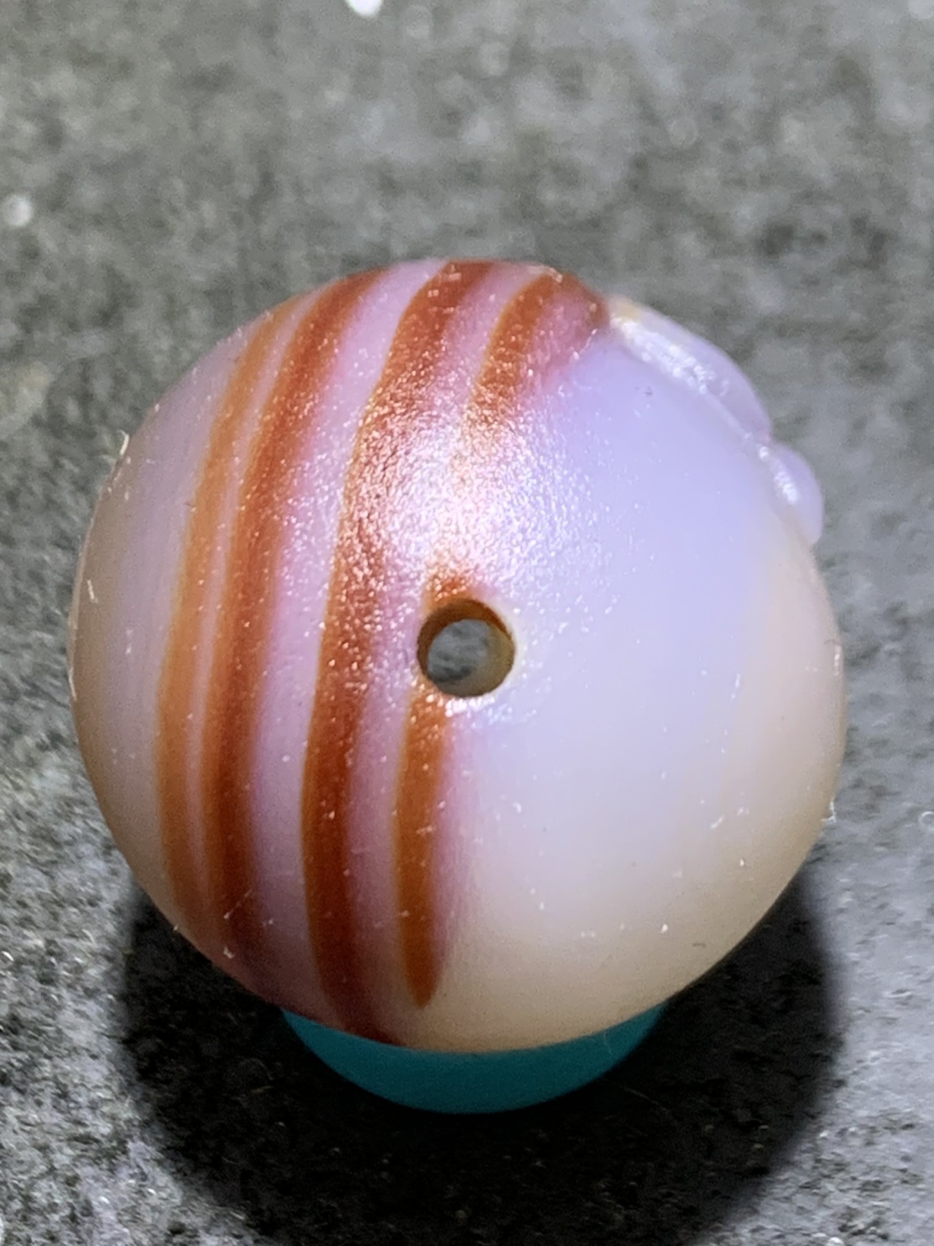 精美亚光高玉化巴西玛瑙手工俏色巧雕一叶知秋圆珠一个！