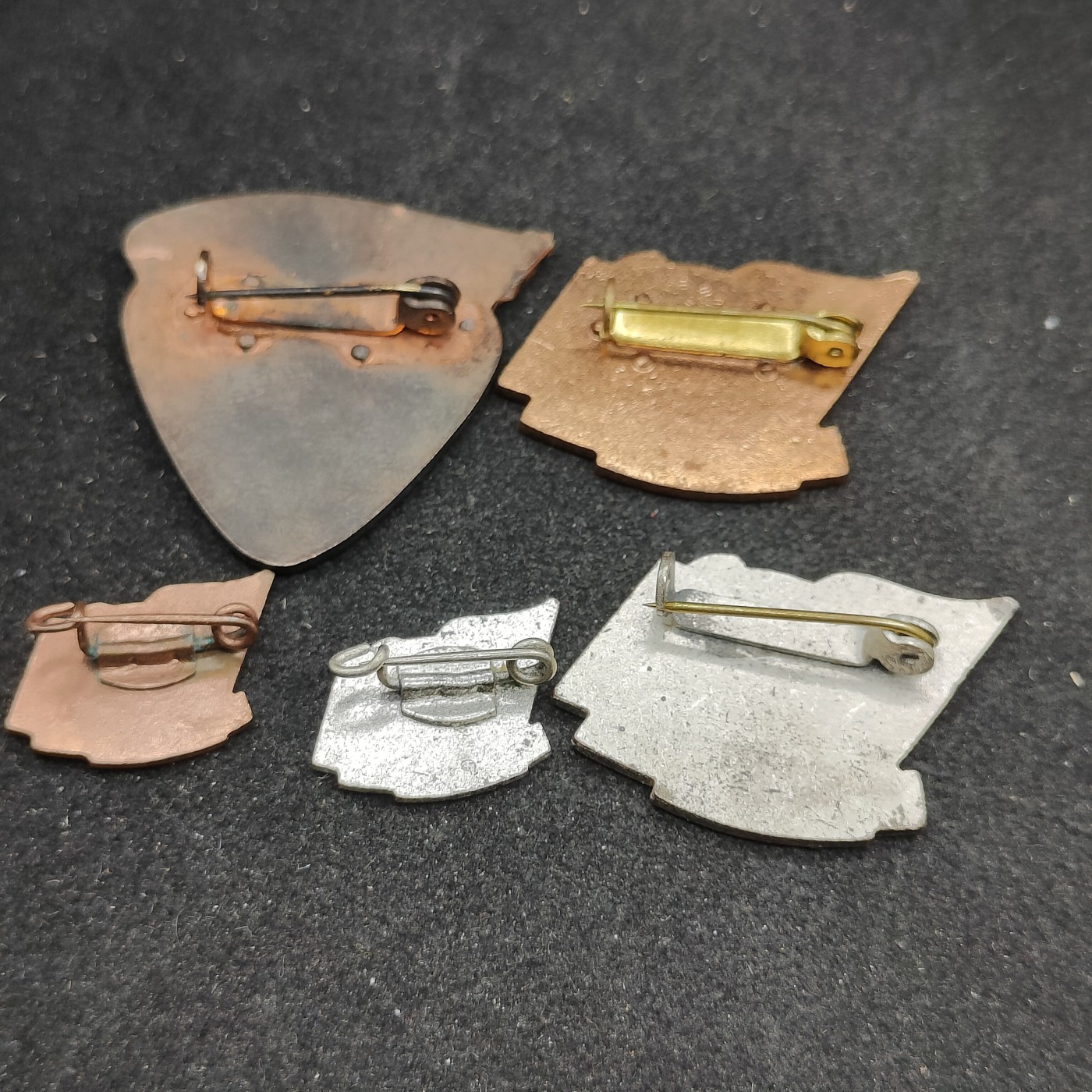 全场0元起拍 第97期 咸鱼国勋章拍卖专场 10月8日（周日）下午6：00开始 东德史塔西国安中校SIEBENHÜHNER·Bruno 东德bfc徽章极证书一套