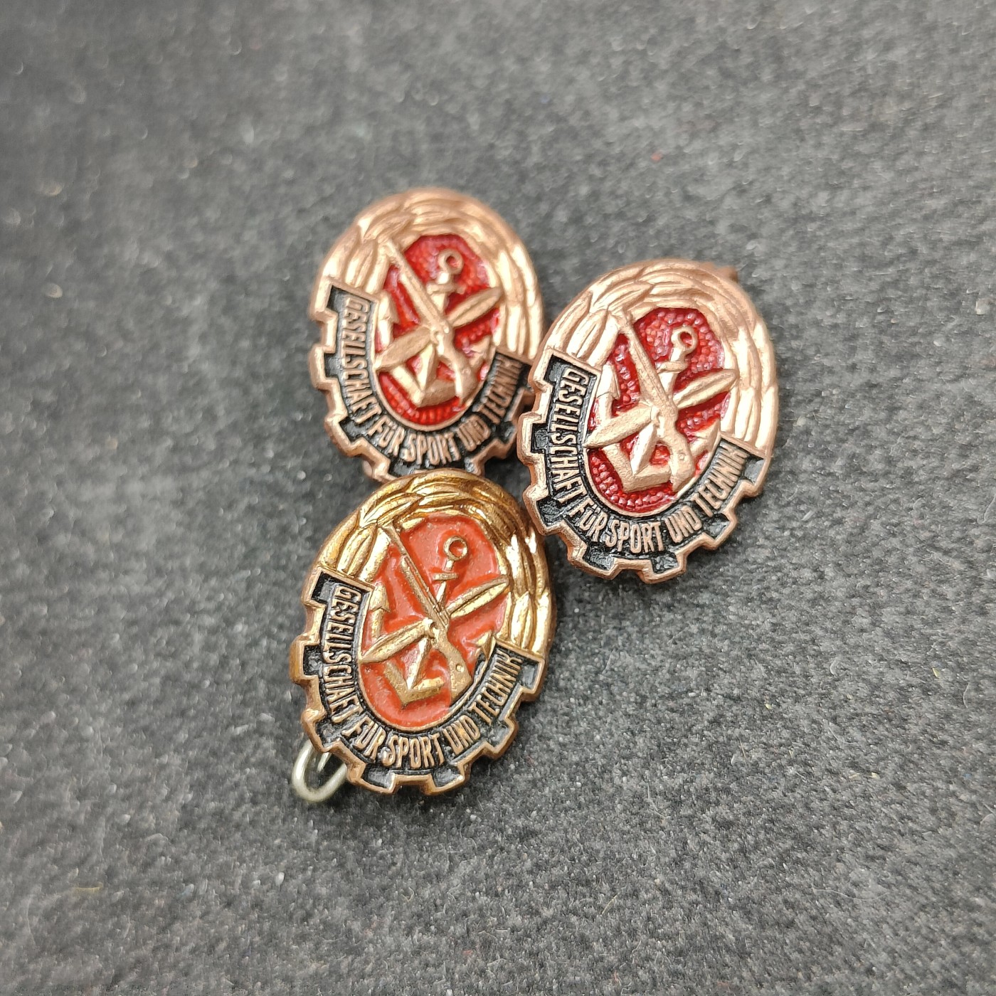 全场0元起拍 第97期 咸鱼国勋章拍卖专场 10月8日（周日）下午6：00开始 东德GST 体育与技术协会徽章三个