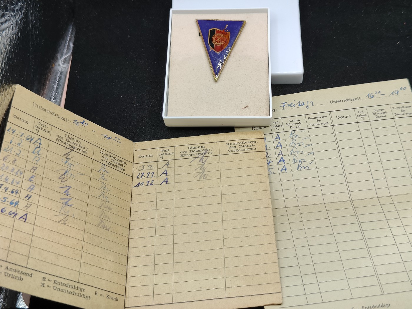 全场0元起拍 第97期 咸鱼国勋章拍卖专场 10月8日（周日）下午6：00开始 东德史塔西国安中校SIEBENHÜHNER·Bruno获得 史塔西毕业证章，带两张培训证明