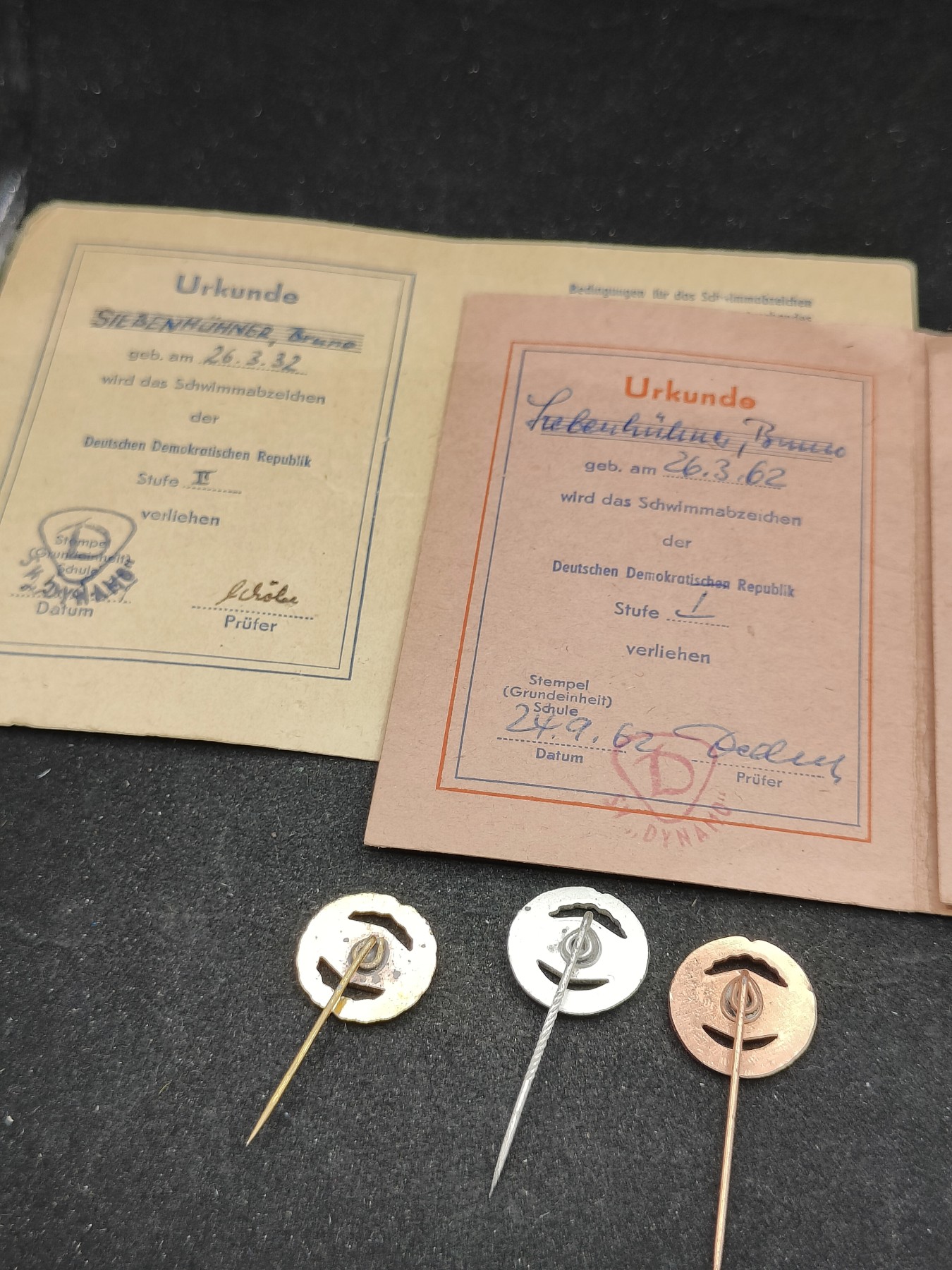 全场0元起拍 第97期 咸鱼国勋章拍卖专场 10月8日（周日）下午6：00开始 东德史塔西国安中校SIEBENHÜHNER·Bruno获得，东德dtsb体育协会徽章金银铜一组带两张证书