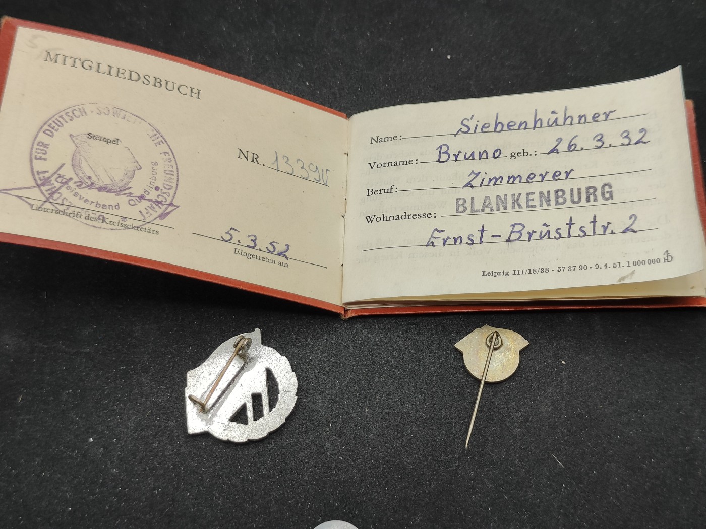 全场0元起拍 第97期 咸鱼国勋章拍卖专场 10月8日（周日）下午6：00开始 东德史塔西国安中校SIEBENHÜHNER·Bruno获得，苏德友证章一套带证