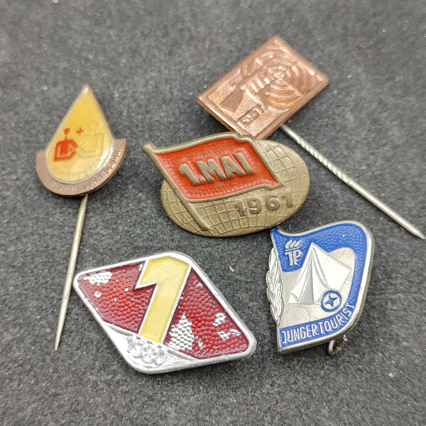 全场0元起拍 第97期 咸鱼国勋章拍卖专场 10月8日（周日）下午6：00开始 东德徽章一组