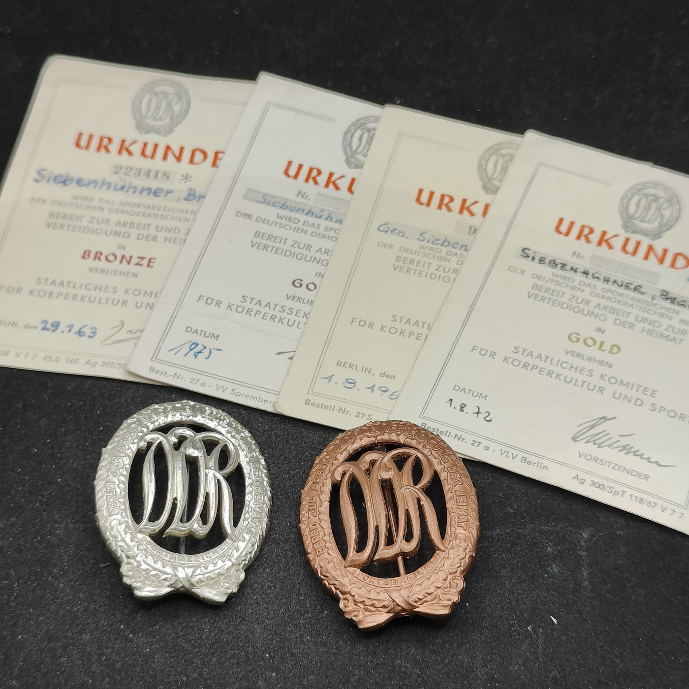 全场0元起拍 第97期 咸鱼国勋章拍卖专场 10月8日（周日）下午6：00开始 东德史塔西国安中校SIEBENHÜHNER·Bruno 东德体能章及证书一套