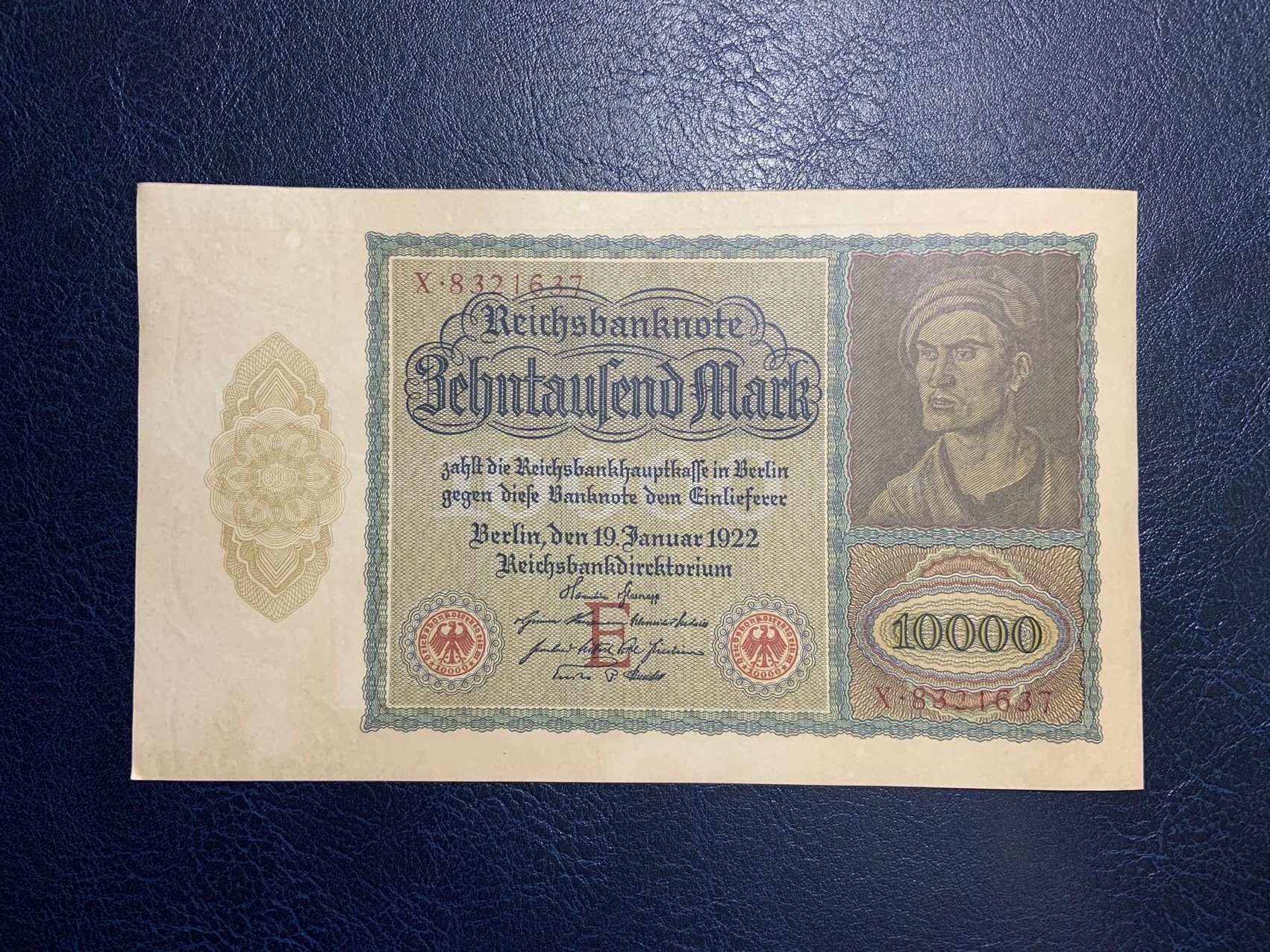收藏联盟Quantum Auction 第294期拍卖 巴哈马彩背女王珍品 德国1922年10000马克 品相UNC- 超大票幅 初版红库印 票面压痕为原始工艺原因