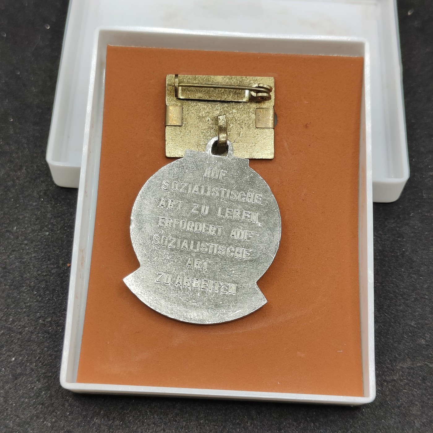 全场0元起拍 第97期 咸鱼国勋章拍卖专场 10月8日（周日）下午6：00开始 东德七年计划积极份子奖章