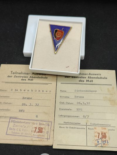 全场0元起拍 第97期 咸鱼国勋章拍卖专场 10月8日（周日）下午6：00开始 - 东德史塔西国安中校SIEBENHÜHNER·Bruno获得 史塔西毕业证章，带两张培训证明