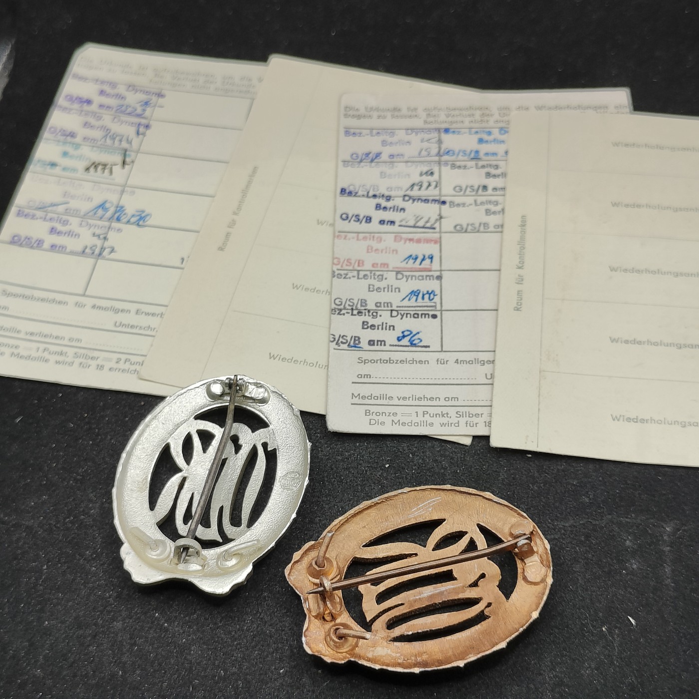 全场0元起拍 第97期 咸鱼国勋章拍卖专场 10月8日（周日）下午6：00开始 东德史塔西国安中校SIEBENHÜHNER·Bruno 东德体能章及证书一套