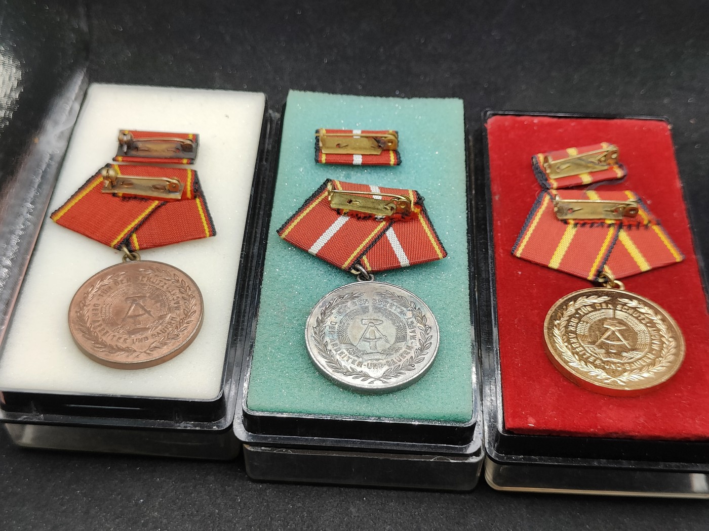 全场0元起拍 第97期 咸鱼国勋章拍卖专场 10月8日（周日）下午6：00开始 东德史塔西国安中校SIEBENHÜHNER·Bruno获得，国家人民军功绩奖章金银铜级一套