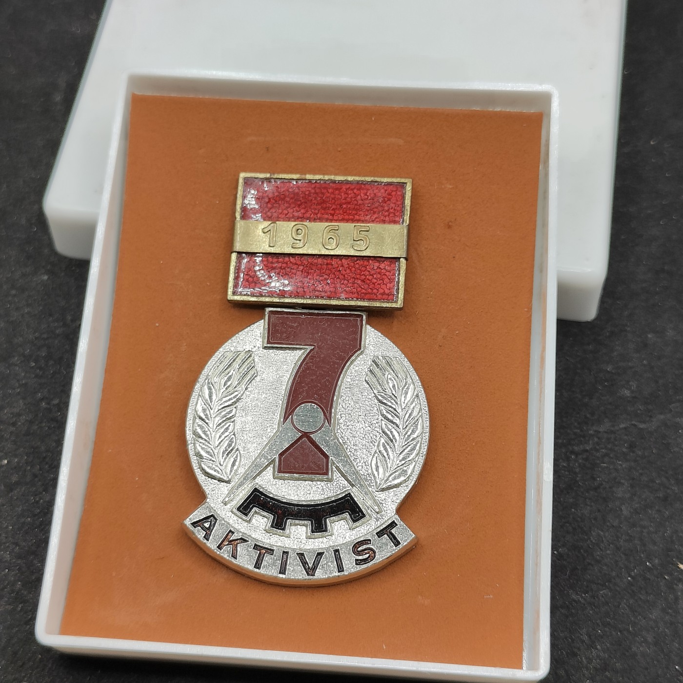 全场0元起拍 第97期 咸鱼国勋章拍卖专场 10月8日（周日）下午6：00开始 东德七年计划积极份子奖章