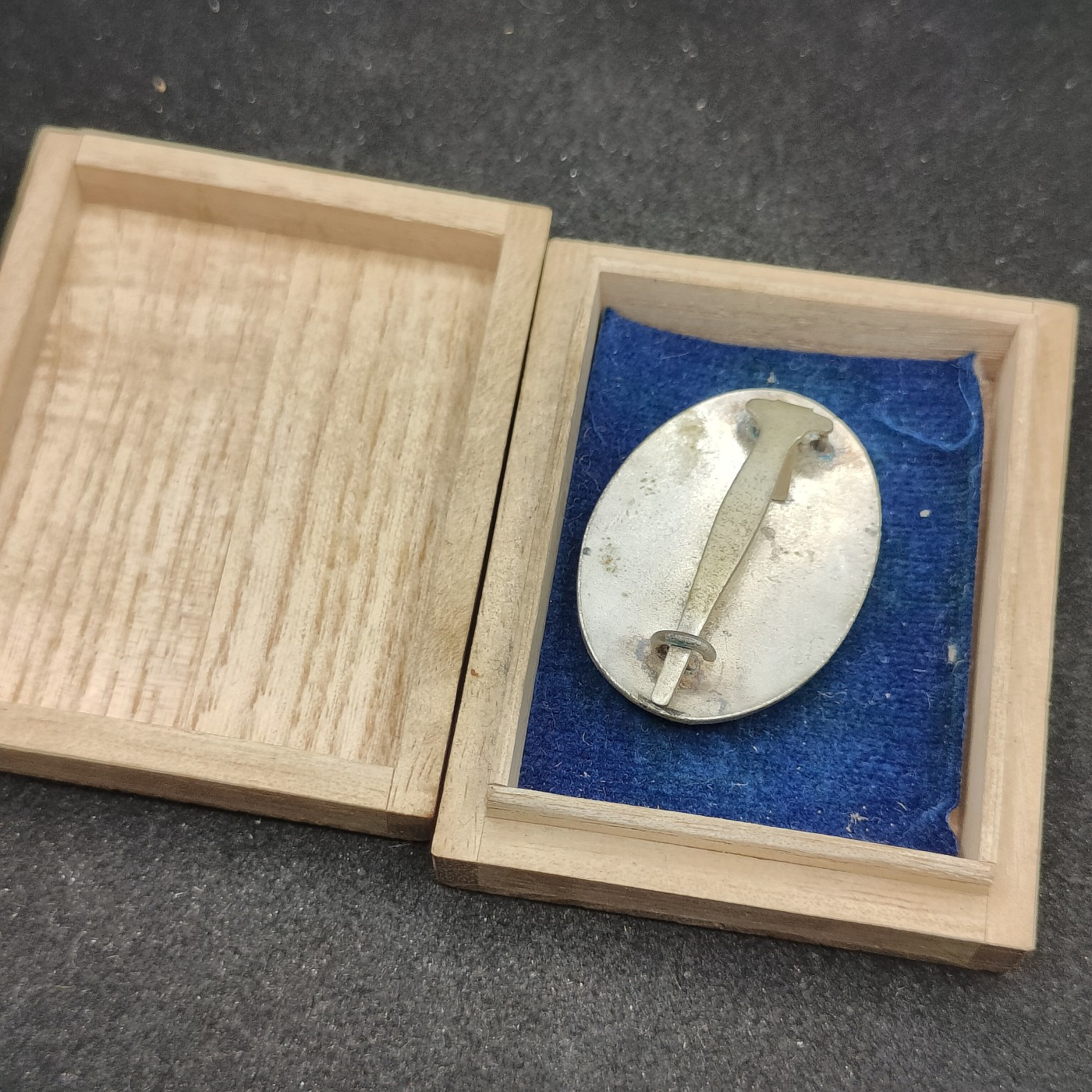 全场0元起拍 第97期 咸鱼国勋章拍卖专场 10月8日（周日）下午6：00开始 日本战时军友会徽章带盒