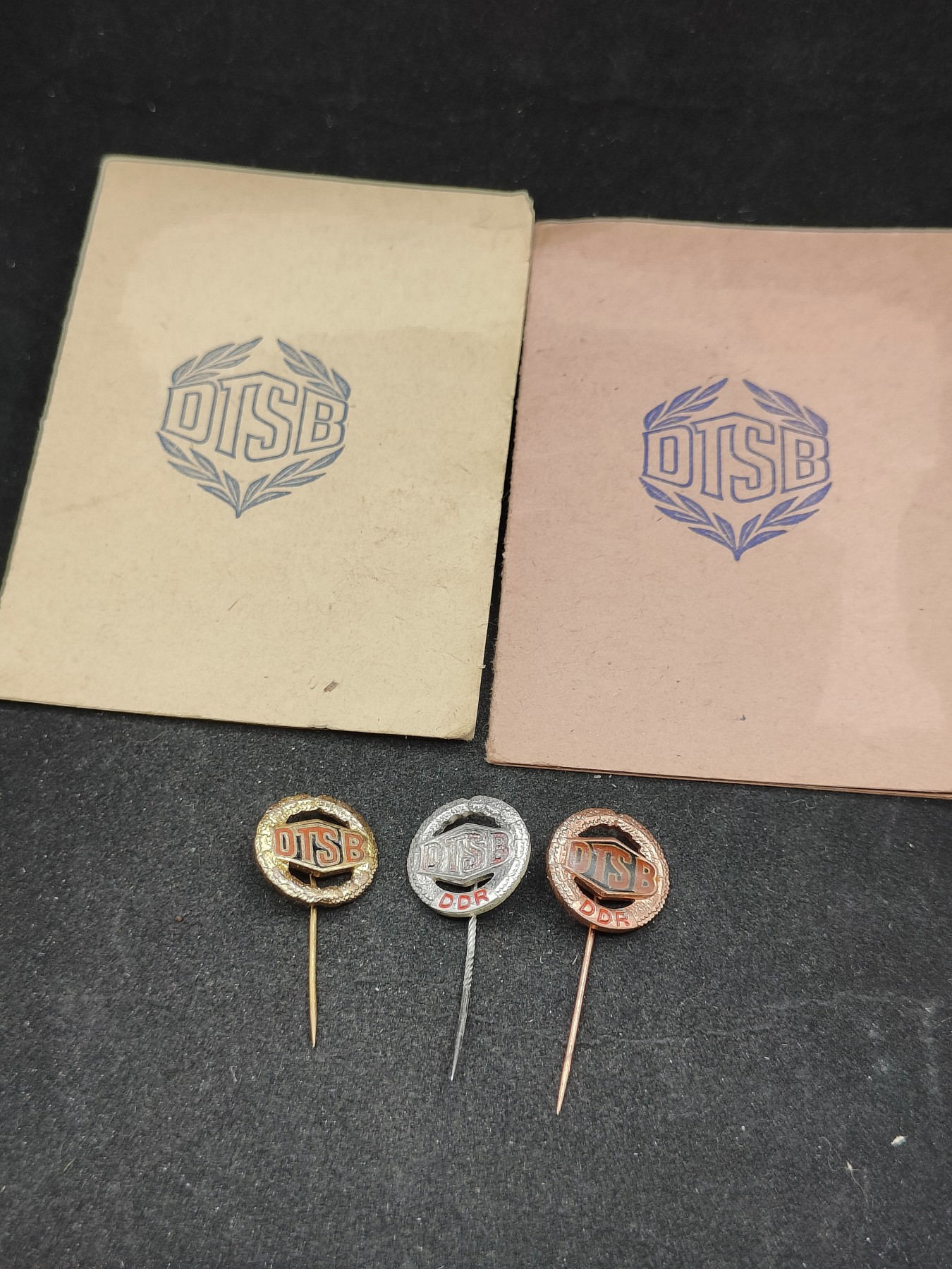 全场0元起拍 第97期 咸鱼国勋章拍卖专场 10月8日（周日）下午6：00开始 东德史塔西国安中校SIEBENHÜHNER·Bruno获得，东德dtsb体育协会徽章金银铜一组带两张证书