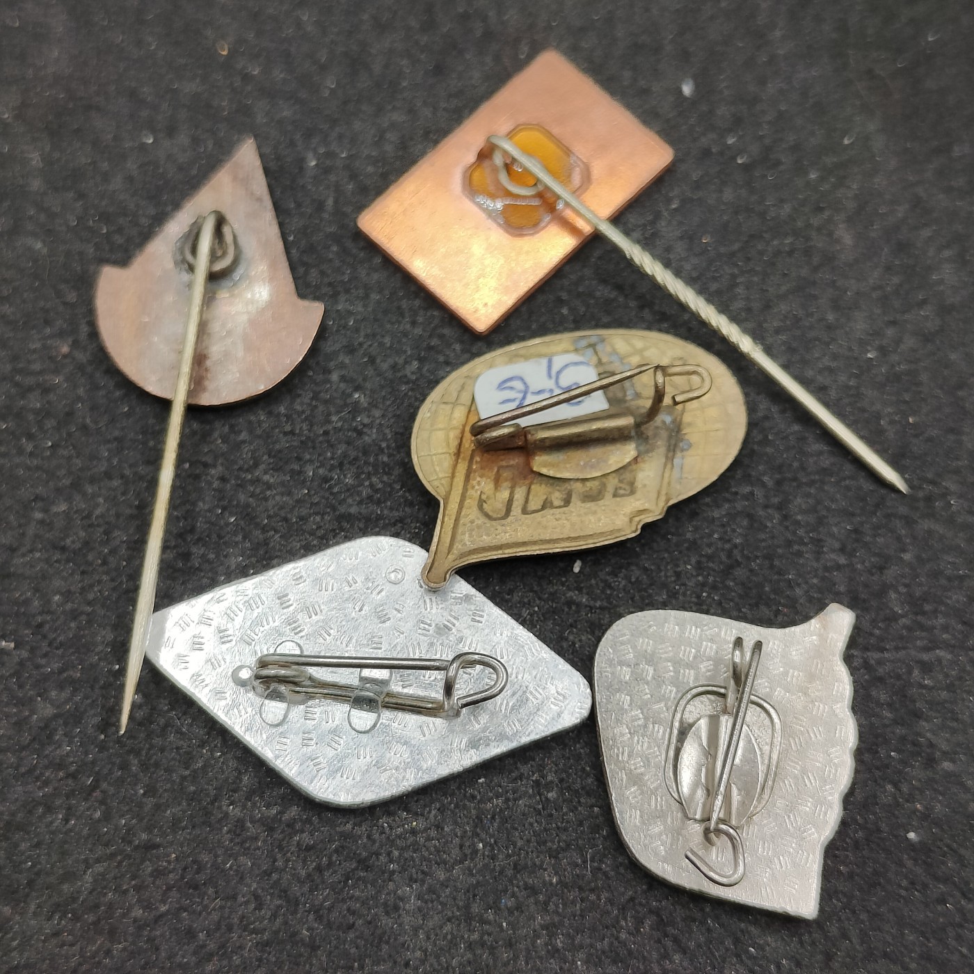 全场0元起拍 第97期 咸鱼国勋章拍卖专场 10月8日（周日）下午6：00开始 东德徽章一组