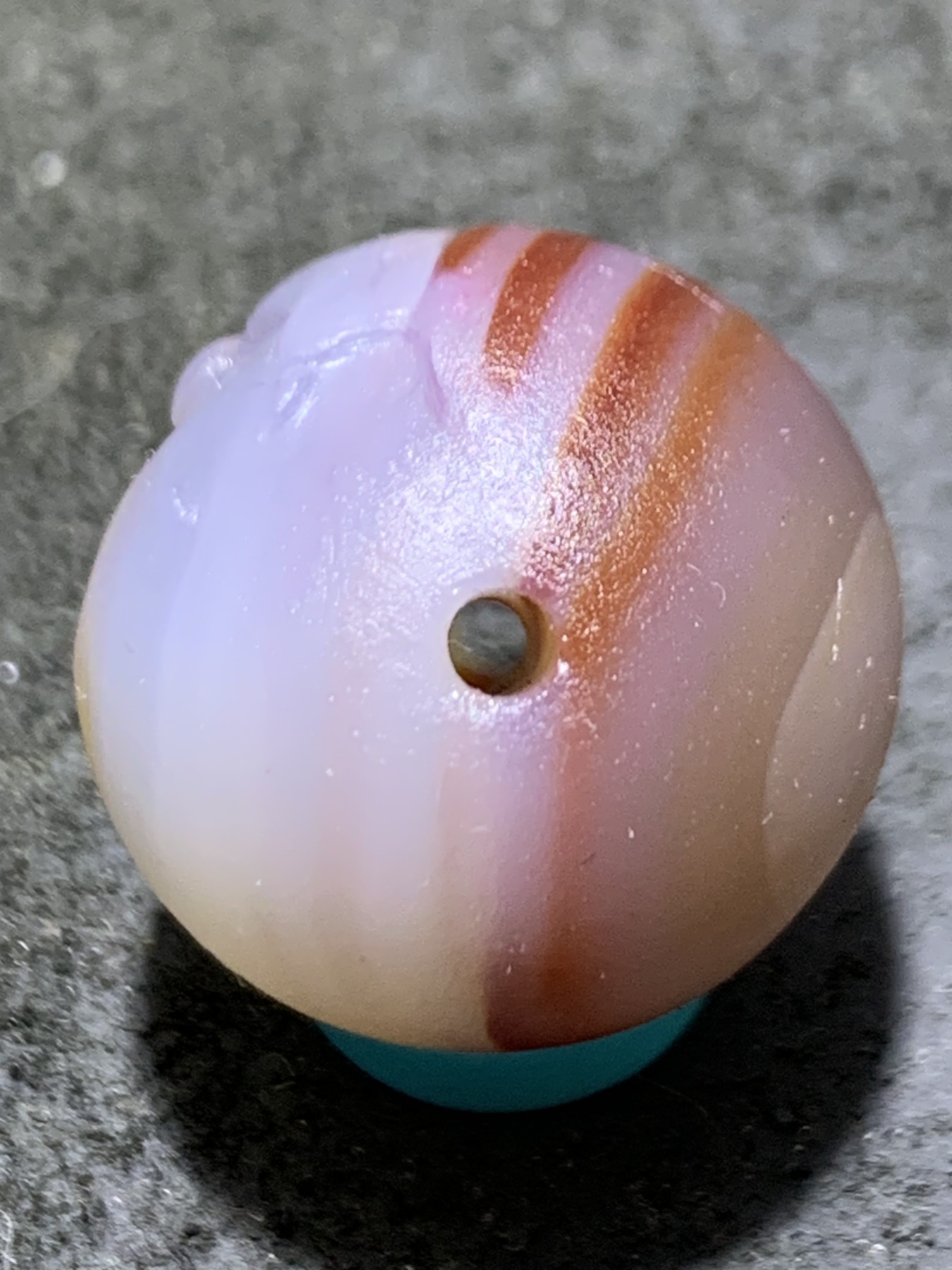 精美亚光高玉化巴西玛瑙手工俏色巧雕一叶知秋圆珠一个！