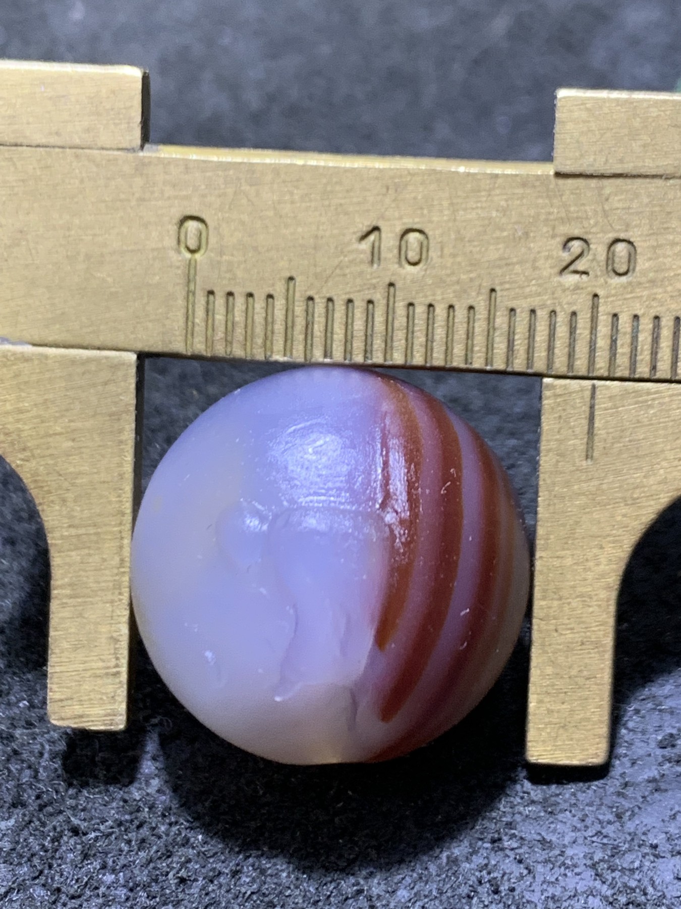 精美亚光高玉化巴西玛瑙手工俏色巧雕一叶知秋圆珠一个！