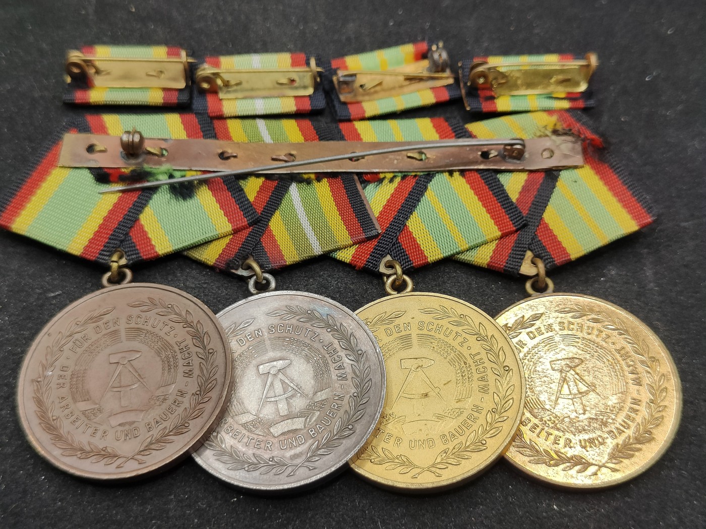 全场0元起拍 第97期 咸鱼国勋章拍卖专场 10月8日（周日）下午6：00开始 早期900银 带标 东德史塔西国安中校SIEBENHÜHNER·Bruno获得，东德人民军 5-20年圆满服役奖章一套联排带略