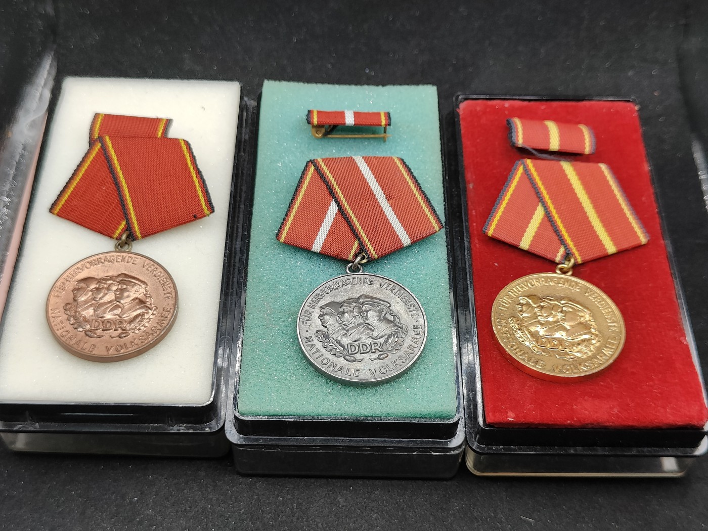 全场0元起拍 第97期 咸鱼国勋章拍卖专场 10月8日（周日）下午6：00开始 东德史塔西国安中校SIEBENHÜHNER·Bruno获得，国家人民军功绩奖章金银铜级一套