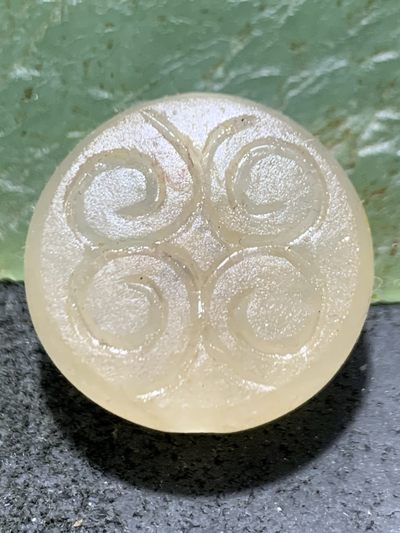 精美满冰亚光战国红玛瑙手工雕刻回纹背云（板珠）一个 - 精美满冰亚光战国红玛瑙手工雕刻回纹背云（板珠）一个
