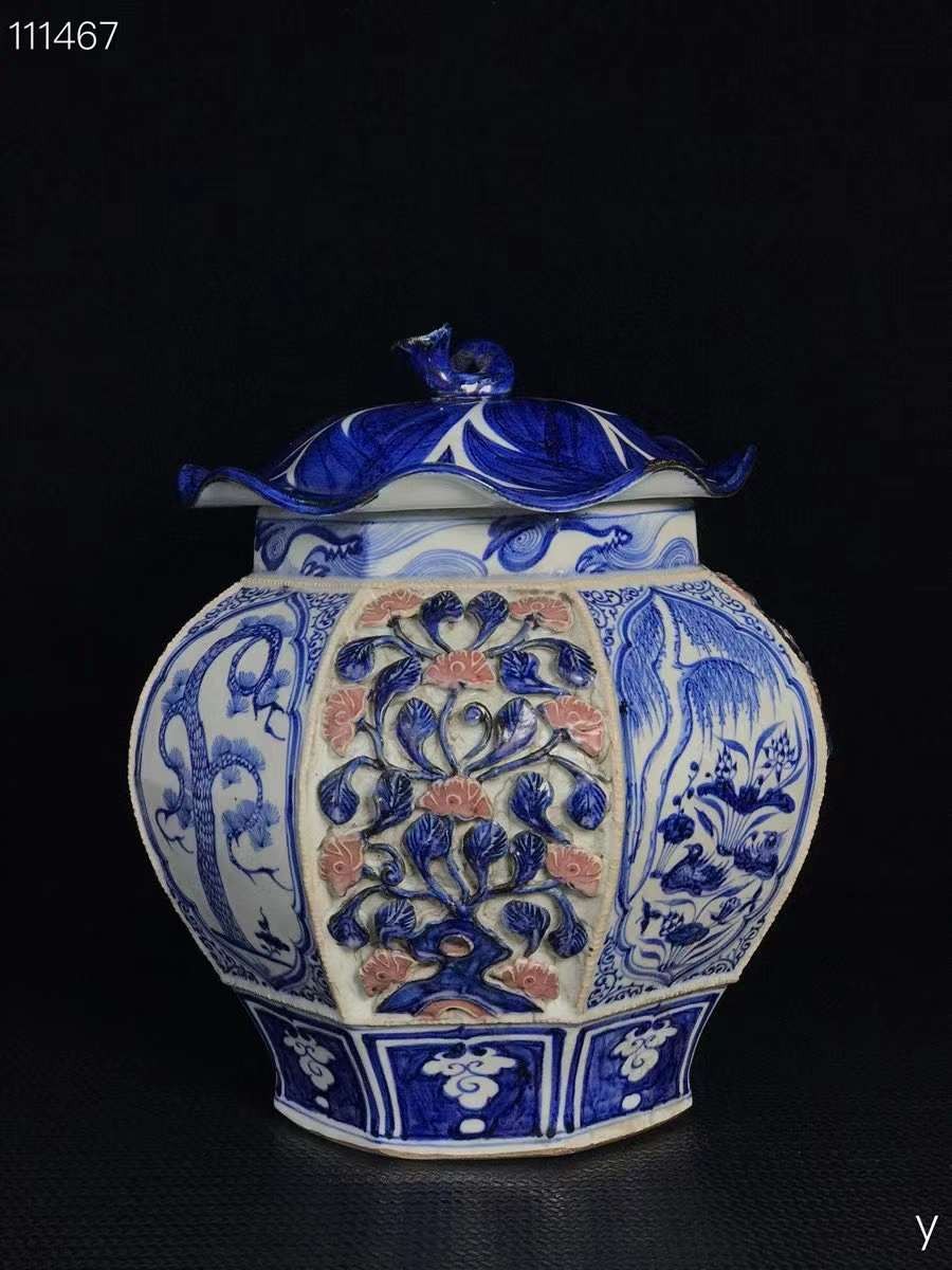 青花捏花盖罐，纯手工胎，器形优美，造型周正挺拔，品相完整。 青花捏花盖罐，纯手工胎，器形优美，造型周正挺拔，品相完整。