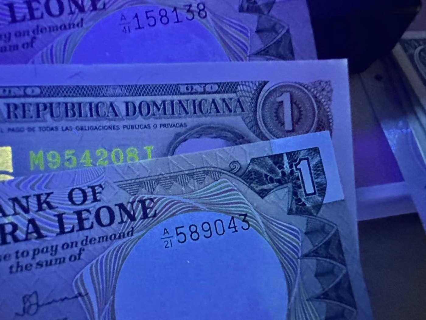 《外钞收藏家》第三百零三期（连拍第二场） 四个国家11张 有新有旧 品相如图