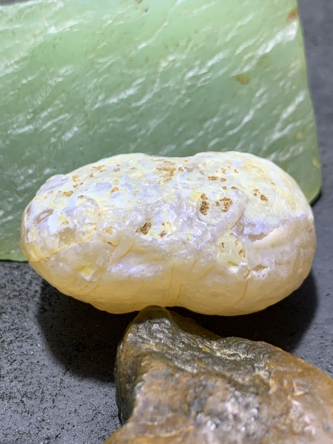 放福利！精美天然千层纹奶油皮阿拉善玛瑙原石一颗，