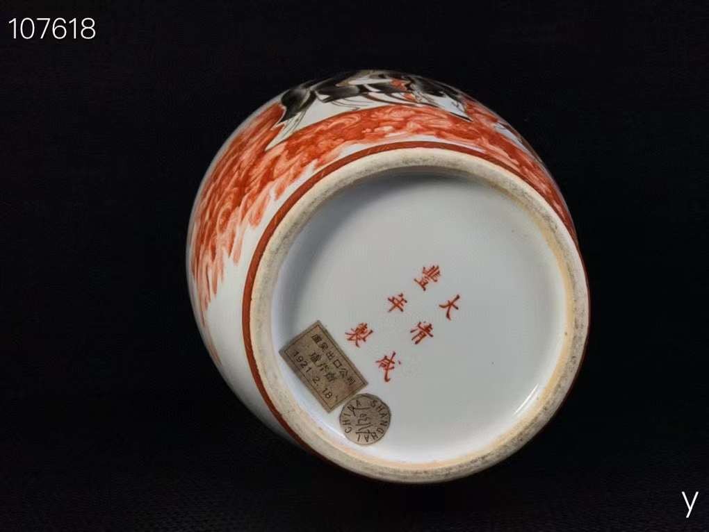 盧吴出口公司，咸丰人物故事挂耳瓶，纯手工胎，器形优美，造型周正挺拔，品相完整。