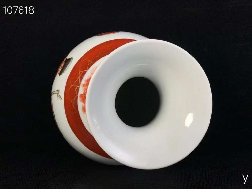 盧吴出口公司，咸丰人物故事挂耳瓶，纯手工胎，器形优美，造型周正挺拔，品相完整。