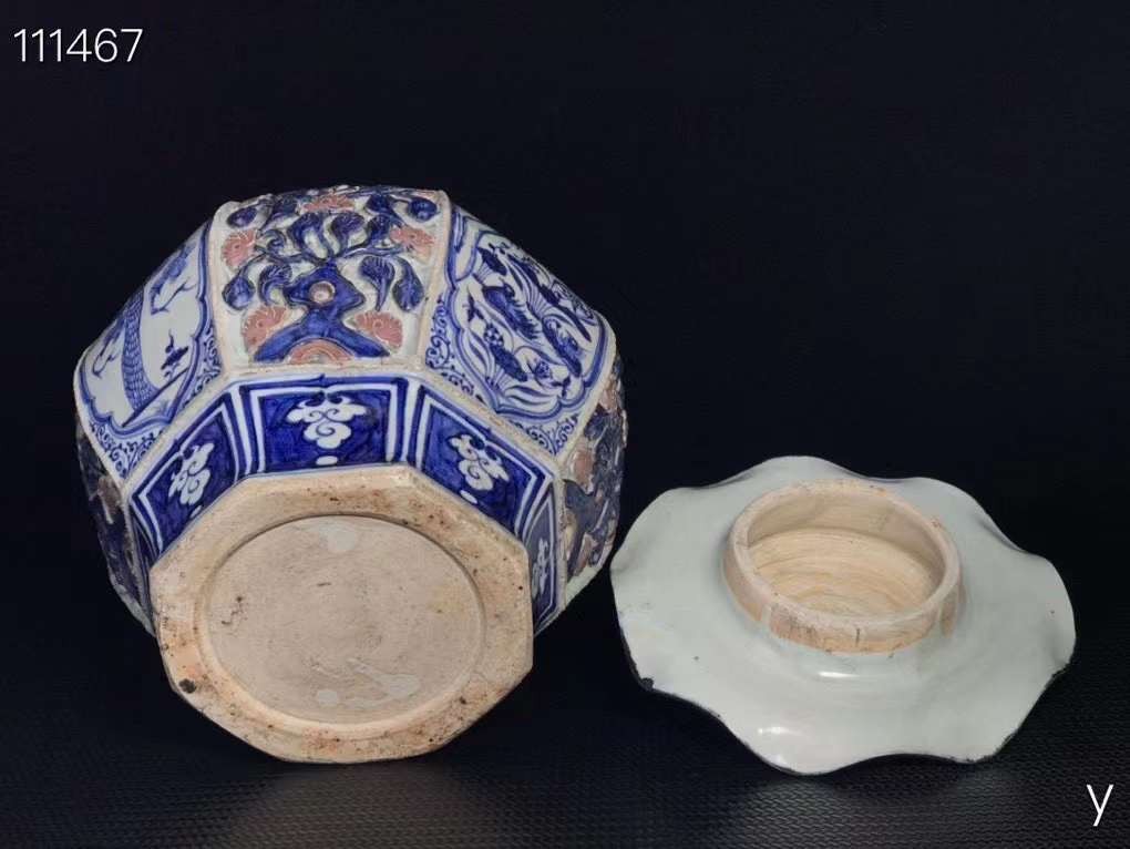 青花捏花盖罐，纯手工胎，器形优美，造型周正挺拔，品相完整。 青花捏花盖罐，纯手工胎，器形优美，造型周正挺拔，品相完整。