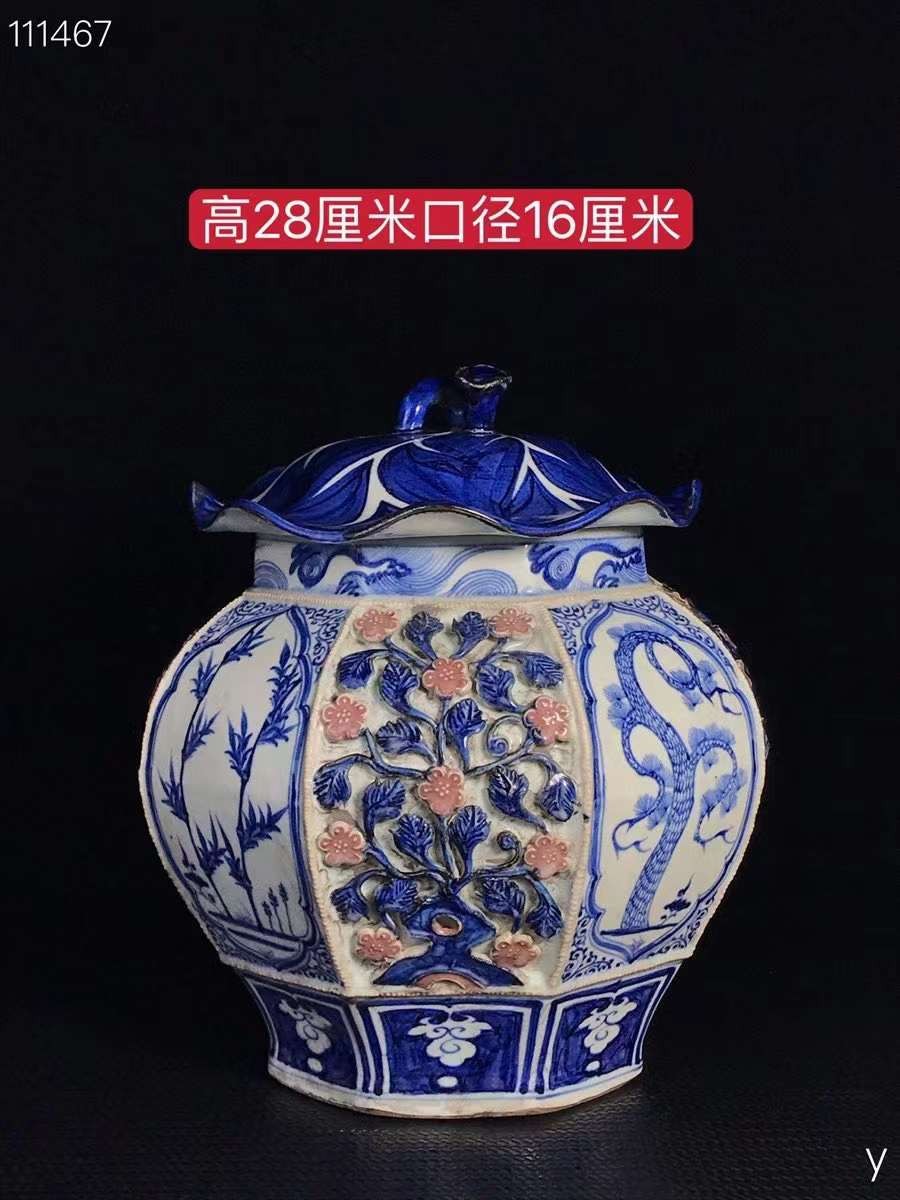 青花捏花盖罐，纯手工胎，器形优美，造型周正挺拔，品相完整。 青花捏花盖罐，纯手工胎，器形优美，造型周正挺拔，品相完整。