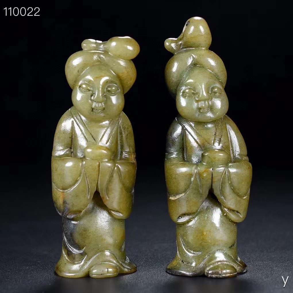 精品和田玉，乐在其中一套，玉质细腻，包浆厚重，沁色入骨，雕工精细，品相完美，细节如图，大长5宽2.5高9厘米，小长3宽2.5高9.8厘米，重1030克！
