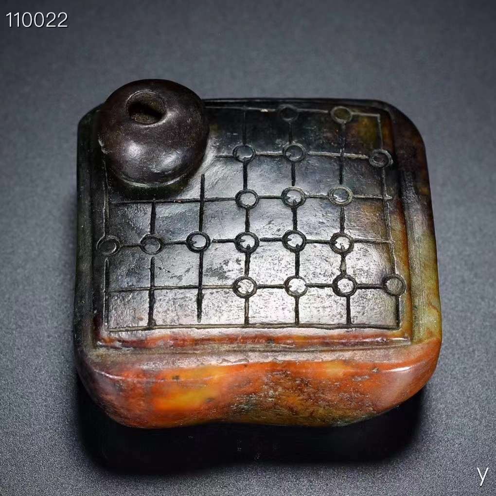 精品和田玉，乐在其中一套，玉质细腻，包浆厚重，沁色入骨，雕工精细，品相完美，细节如图，大长5宽2.5高9厘米，小长3宽2.5高9.8厘米，重1030克！