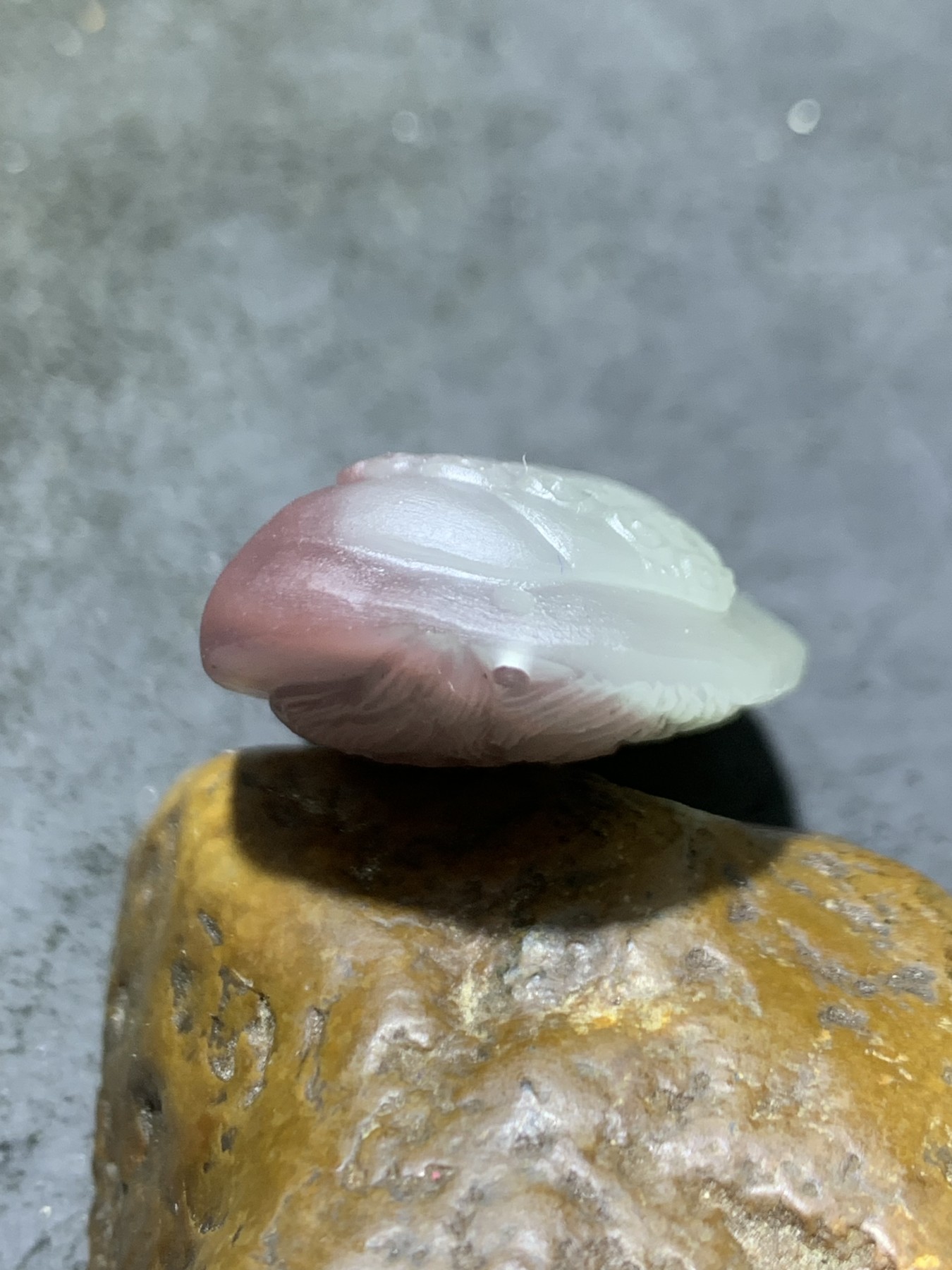 精美亚光紫绿玛瑙手工俏色巧雕一念之间吊坠一个！