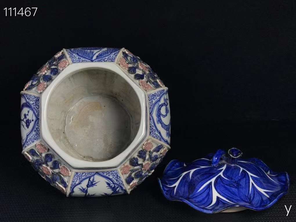 青花捏花盖罐，纯手工胎，器形优美，造型周正挺拔，品相完整。 青花捏花盖罐，纯手工胎，器形优美，造型周正挺拔，品相完整。