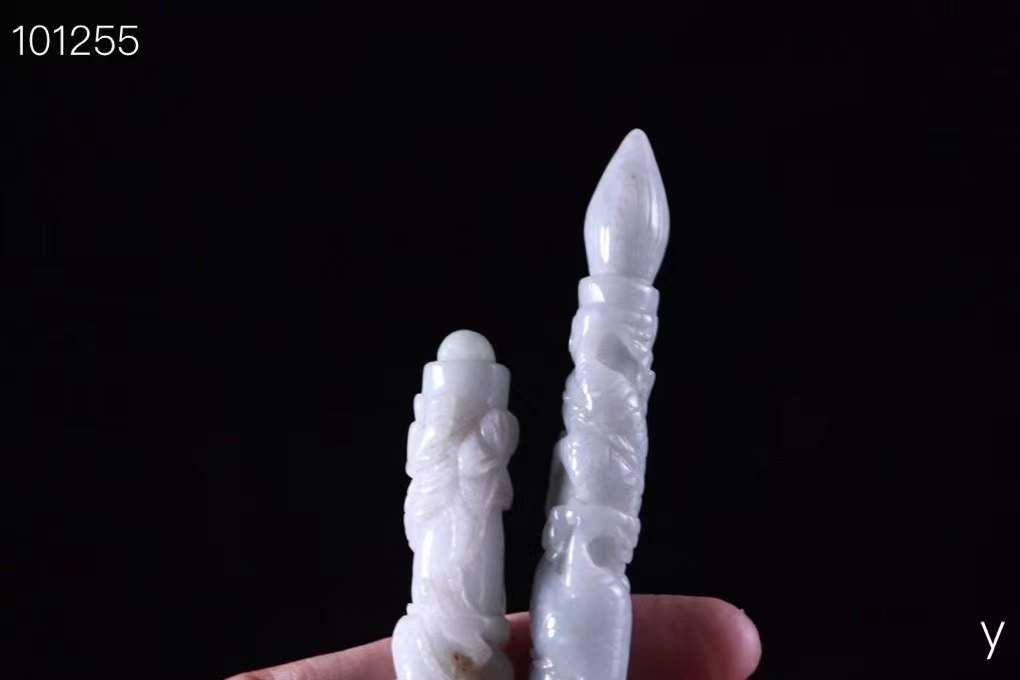 翡翠毛笔一对，色泽明亮鲜颜，灵气非凡，颜色通透，色泽均匀，无纹无裂，成色如图