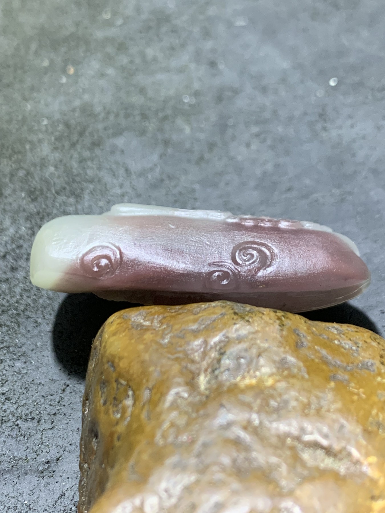 精美亚光紫绿玛瑙手工俏色巧雕一念之间吊坠一个！