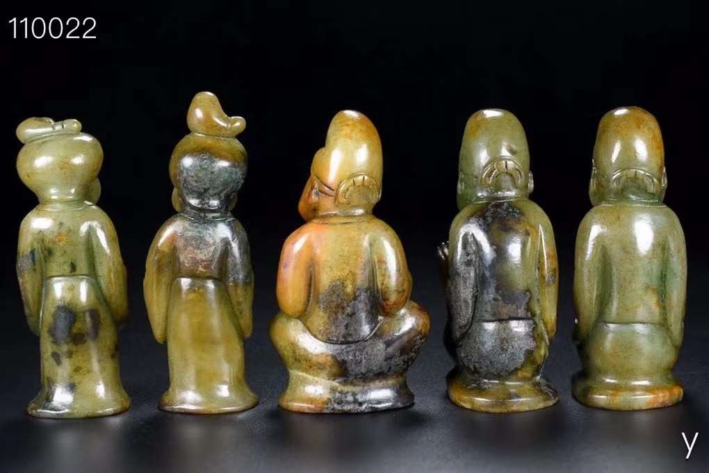 精品和田玉，乐在其中一套，玉质细腻，包浆厚重，沁色入骨，雕工精细，品相完美，细节如图，大长5宽2.5高9厘米，小长3宽2.5高9.8厘米，重1030克！