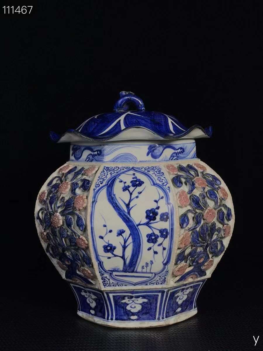 青花捏花盖罐，纯手工胎，器形优美，造型周正挺拔，品相完整。 青花捏花盖罐，纯手工胎，器形优美，造型周正挺拔，品相完整。