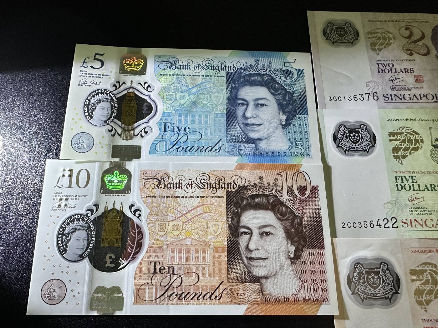 《外钞收藏家》第三百零三期（连拍第二场） 英镑2张全新和新加坡 3张 有两张非全新 5张一起 