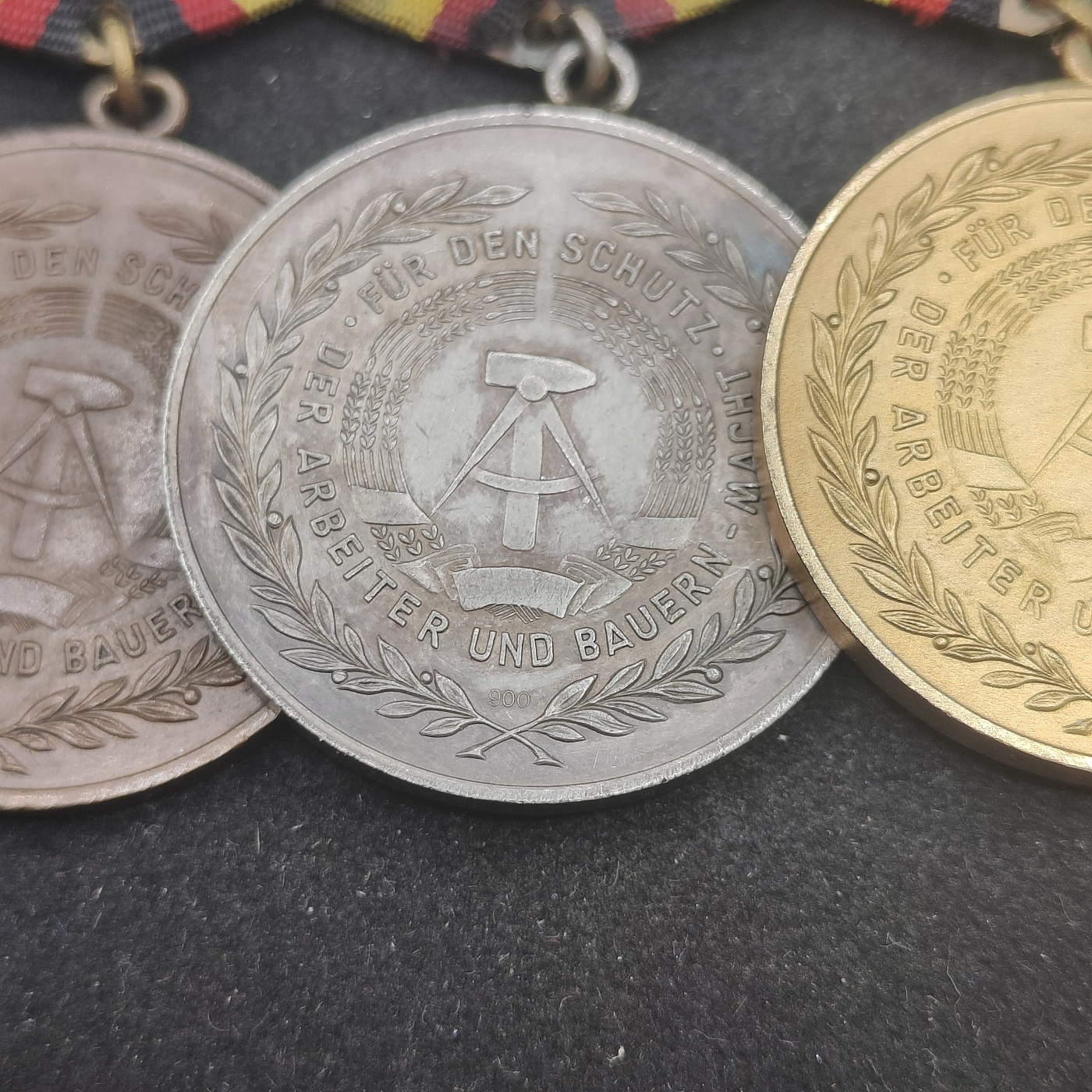 全场0元起拍 第97期 咸鱼国勋章拍卖专场 10月8日（周日）下午6：00开始 早期900银 带标 东德史塔西国安中校SIEBENHÜHNER·Bruno获得，东德人民军 5-20年圆满服役奖章一套联排带略