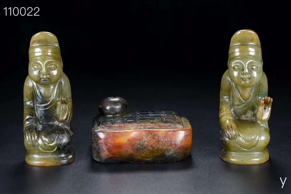 精品和田玉，乐在其中一套，玉质细腻，包浆厚重，沁色入骨，雕工精细，品相完美，细节如图，大长5宽2.5高9厘米，小长3宽2.5高9.8厘米，重1030克！