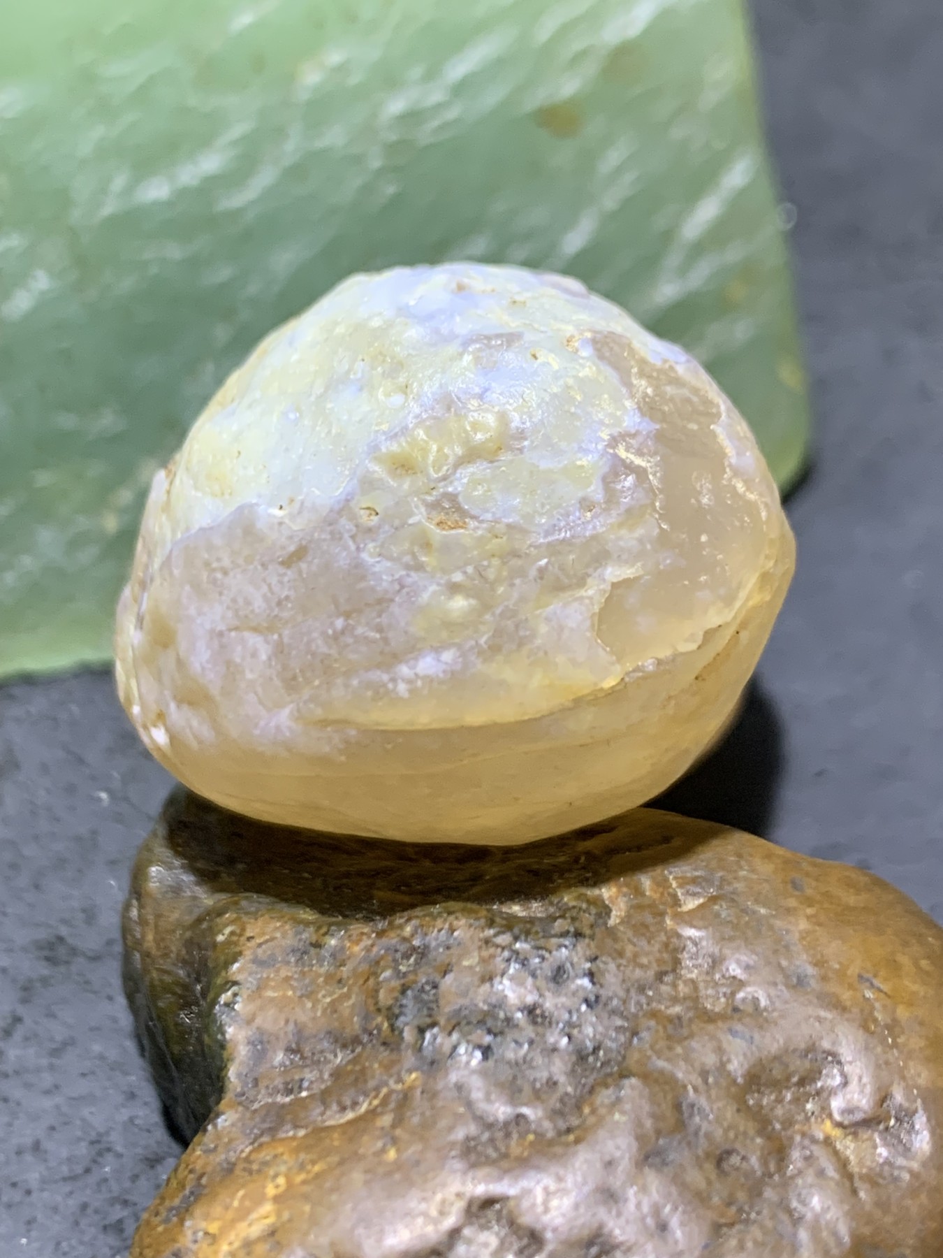 放福利！精美天然千层纹奶油皮阿拉善玛瑙原石一颗，