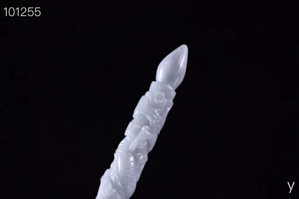 翡翠毛笔一对，色泽明亮鲜颜，灵气非凡，颜色通透，色泽均匀，无纹无裂，成色如图