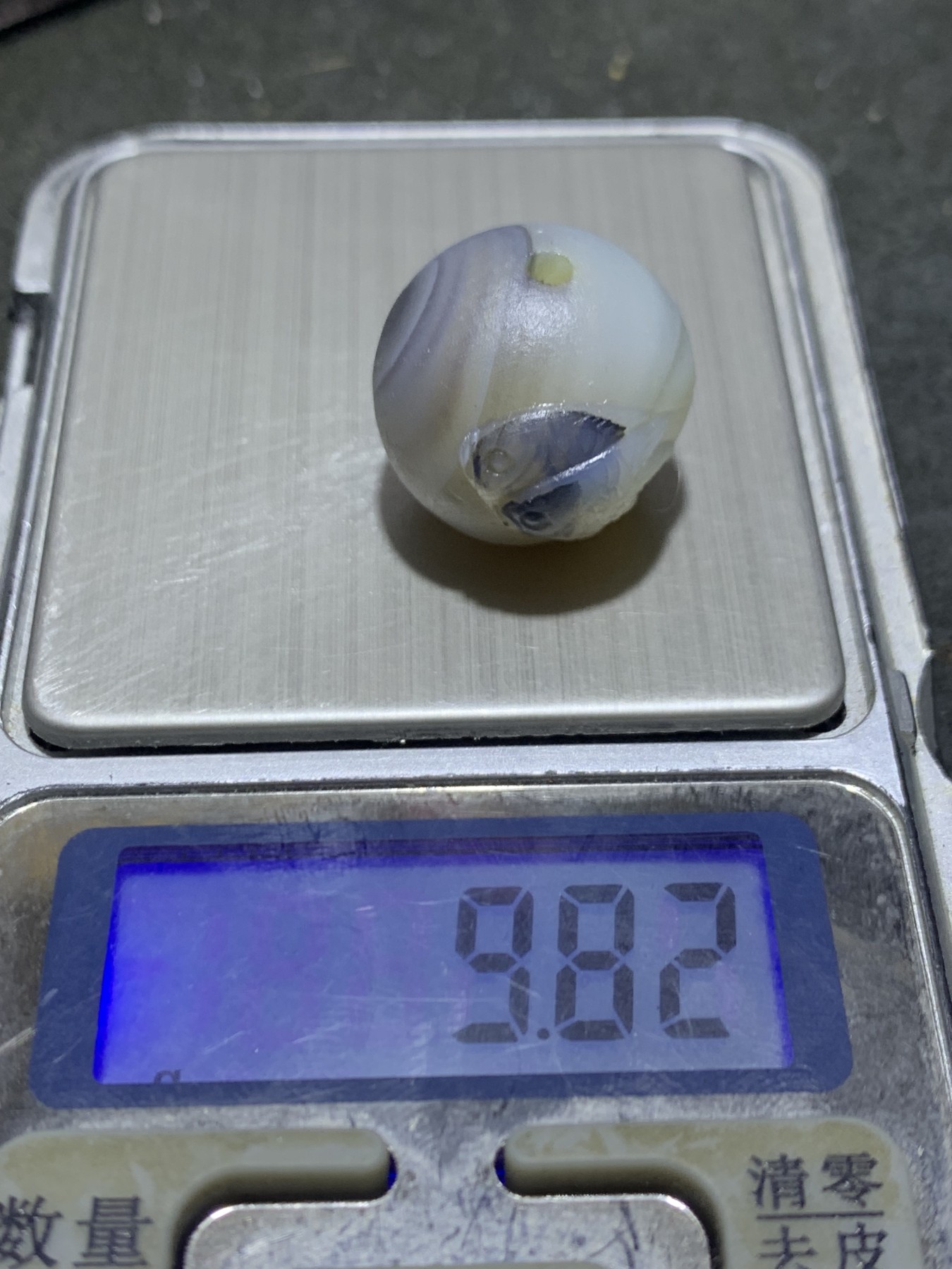 精美高玉化亚光海洋玉髓手工俏色巧雕双鱼随形圆珠一个！寓意：连年有余，