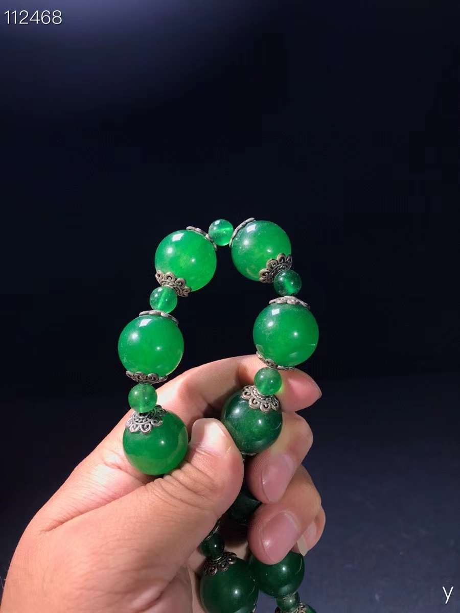 翡翠手持：选料上乘，玉质圆润，造型独特，包浆浓厚，品相一流，沁色完美，