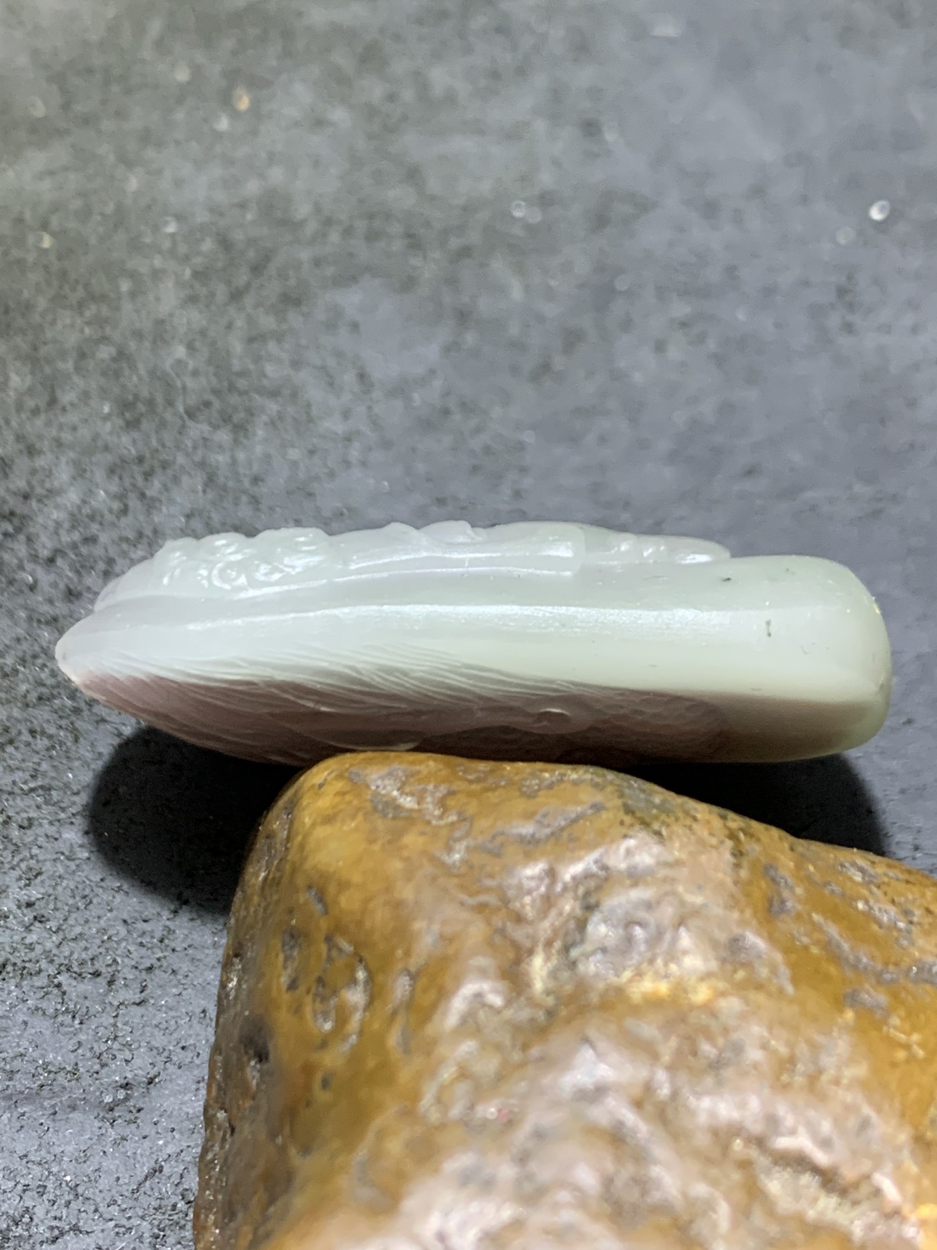 精美亚光紫绿玛瑙手工俏色巧雕一念之间吊坠一个！