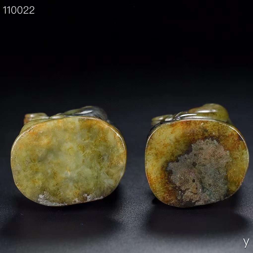 精品和田玉，乐在其中一套，玉质细腻，包浆厚重，沁色入骨，雕工精细，品相完美，细节如图，大长5宽2.5高9厘米，小长3宽2.5高9.8厘米，重1030克！